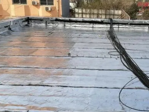 昌图卫生间漏水维修公司分享下昌图屋面楼顶防水刚性防水层施工要点。